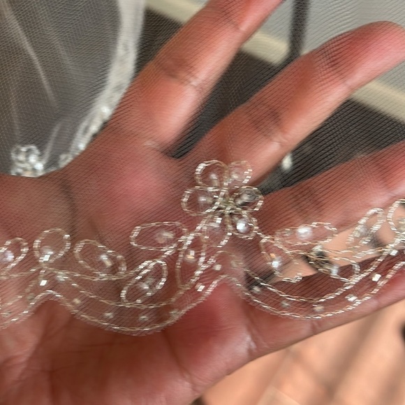 David’s bridal white wedding dress never used size 9. Comes with veil and belt - Picture 7 of 16